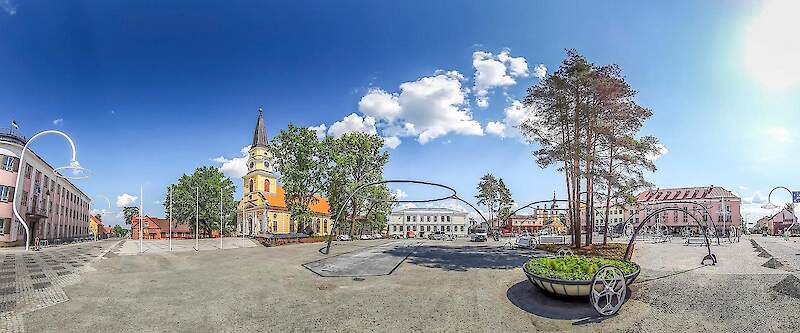 Discover South-Estonia's central squares on a self-discovery tour